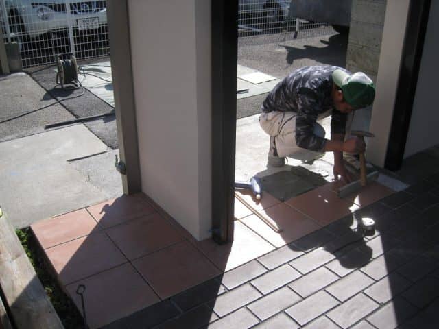 ０６