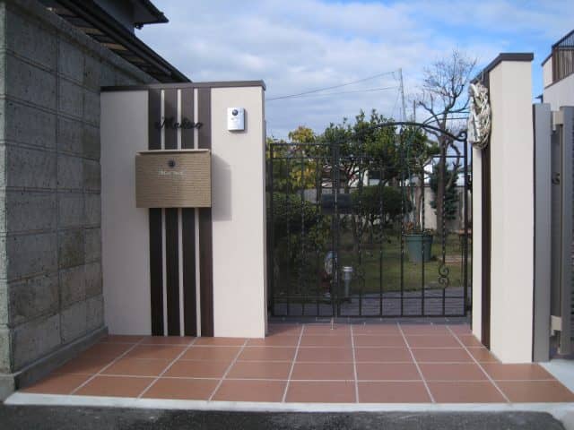 ０８