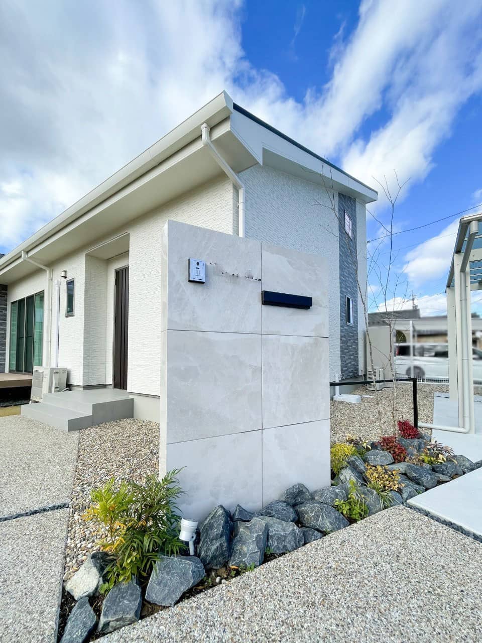 モダン外構 大判の磨きタイル門柱｜施工事例｜株式会社堀央創建